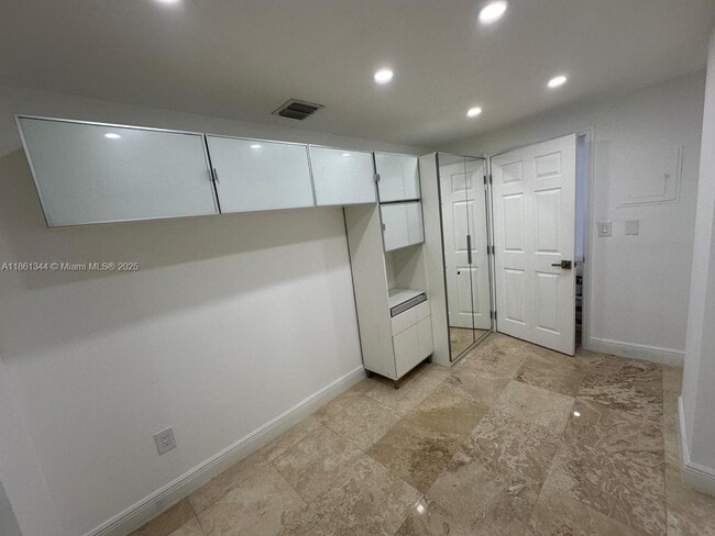 Building Photo - 10350 W Bay Harbor Dr