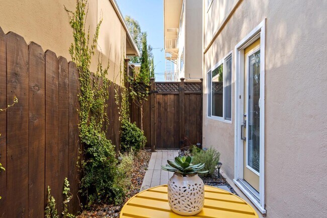Building Photo - 3003 Melendy Dr
