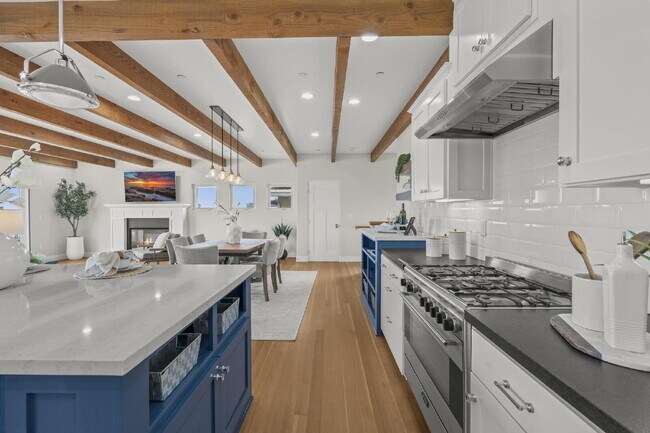 Building Photo - Stunning, Modern and Immaculate 3/BR 2.5/B...