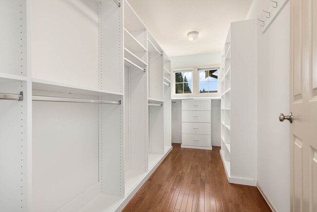 Building Photo - Elegant Redmond Retreat | 4 Bed + 2 Offices | Prime Cul-de-Sac Location
