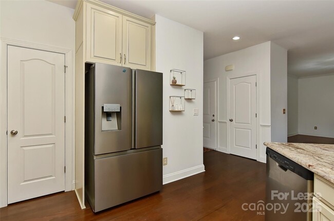 Building Photo - 549 Daventry Ct