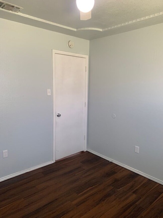 Building Photo - Big lot- Cute 2/1 duplex! Burleson
