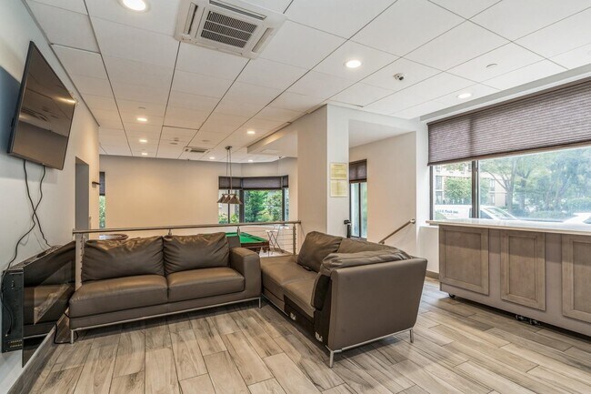 Building Photo - 45 River Dr S