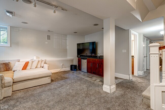 Building Photo - 2116 W Potomac Ave