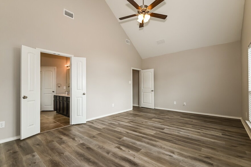 Building Photo - 811 Fran St