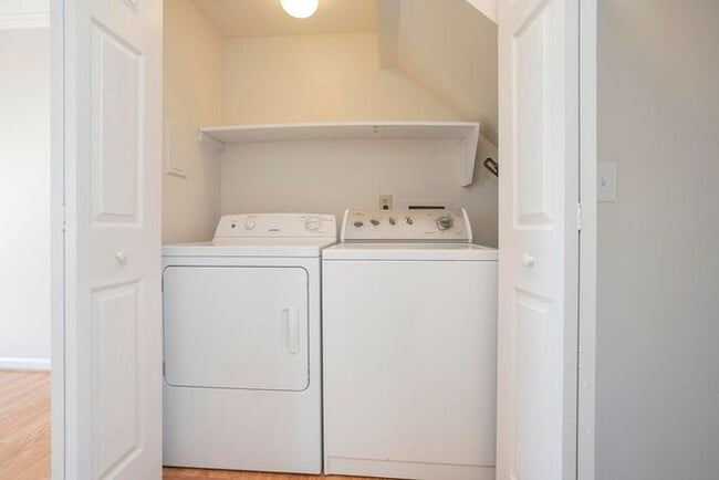 Building Photo - Beautiful 3 Bed Brentwood Townhome!