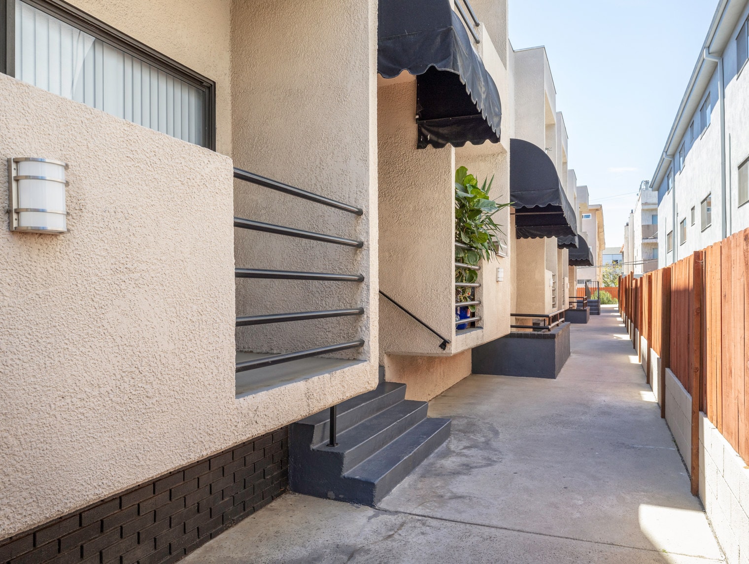 Building Photo - 711 N Sweetzer Ave