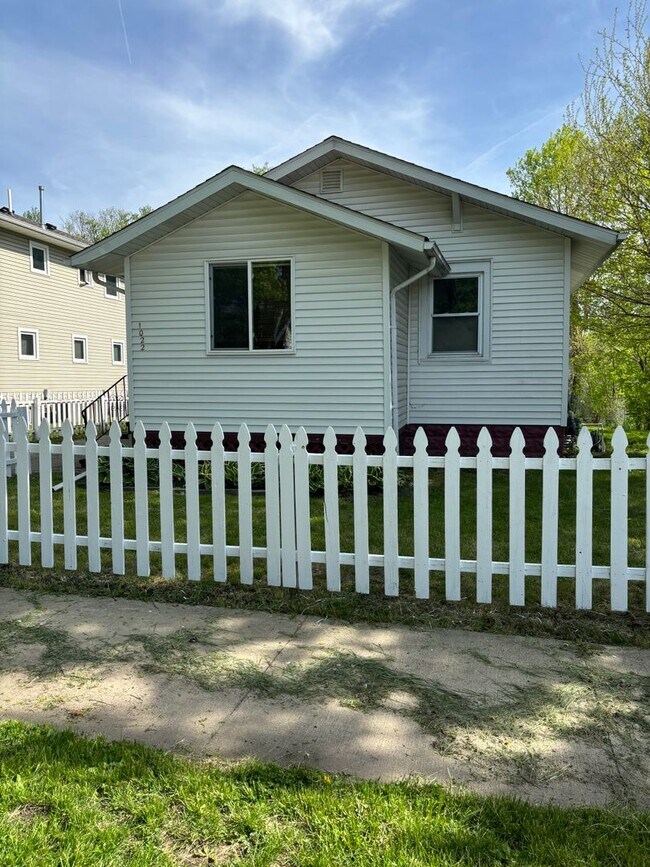Building Photo - 1022 Forest Ave
