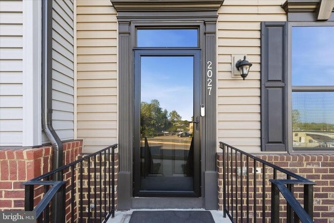 Building Photo - 2027 Track Cir