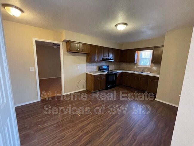 Building Photo - 1125 S Lone Pine Ave