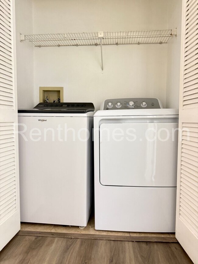 Building Photo - 7425 Charmant Dr