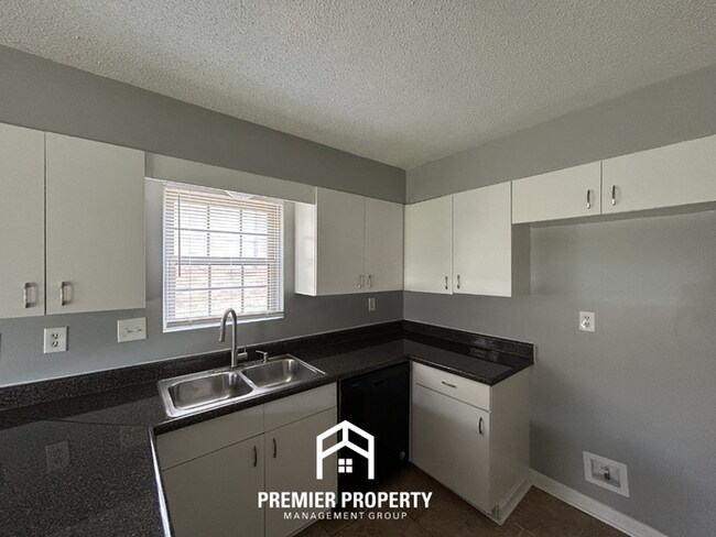 Building Photo - Massive 5BR/3BA Estate in 38125 | 2,700+ SQ FT, Vaulted Ceilings & Tile Floors