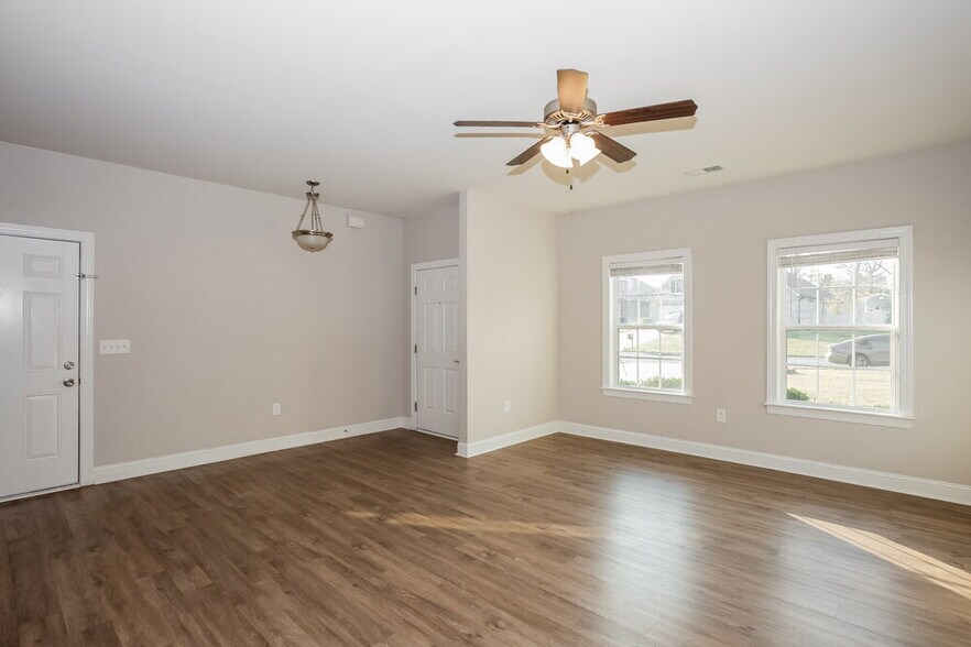 Building Photo - 12884 Hill Pine Rd