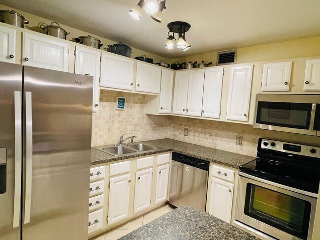 Building Photo - Palm Colony Indialantic, ground floor full furnished unit
