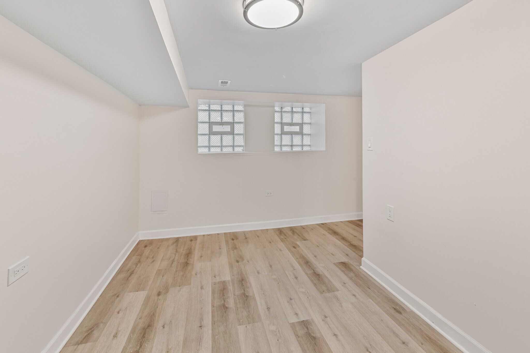 Building Photo - 1345 N Maplewood Ave