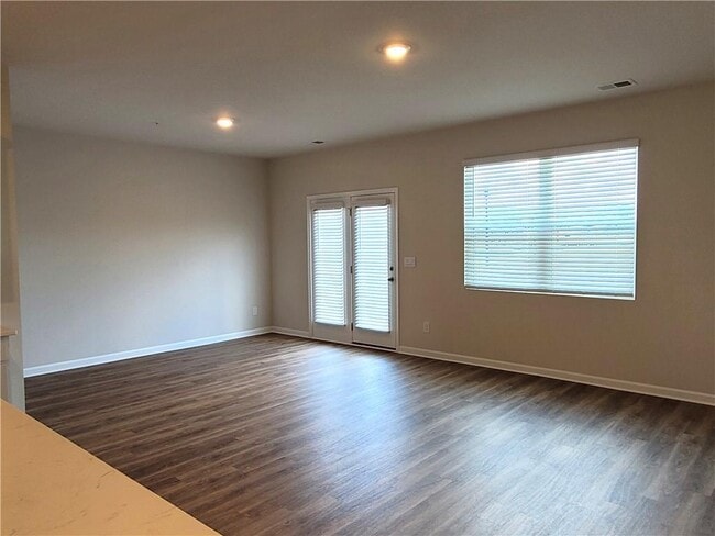 Building Photo - 310 Sound Cir