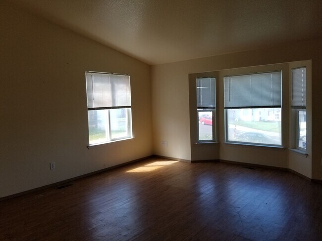 Building Photo - Charming 3-Bedroom Home in Quiet Cul-de-Sac with Valley Views!