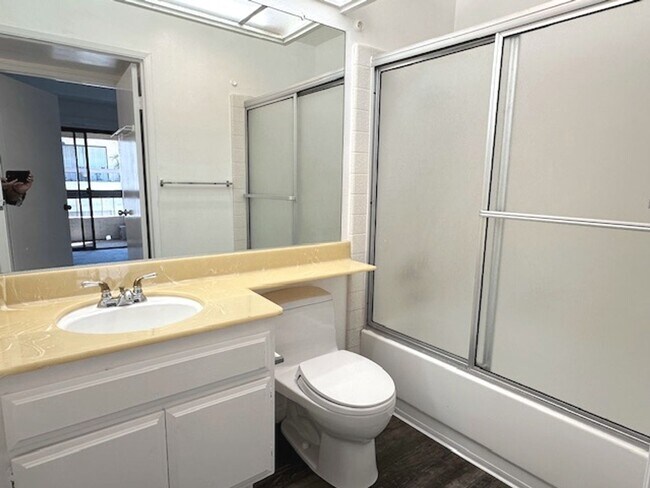 Building Photo - Spacious 3BD/2BA Condo in Mission Greens -...