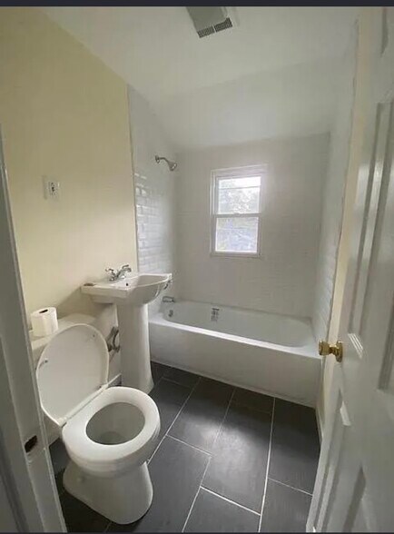 Building Photo - 244 Woodlawn Cir