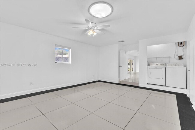 Building Photo - 616 NE 195th St