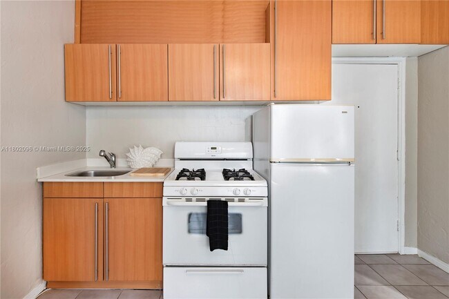 Building Photo - 3710 Collins Ave
