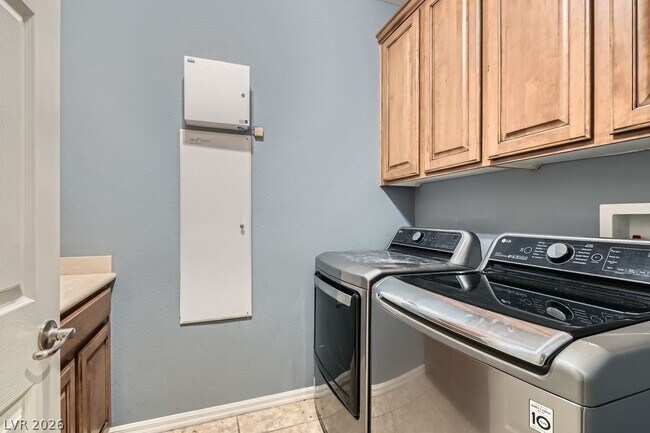 Building Photo - 333 Shimmering Moon St