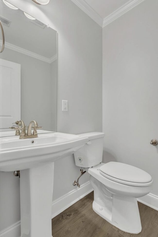 Building Photo - 4BR/3.5BA All-Brick Home Near Top Williams...