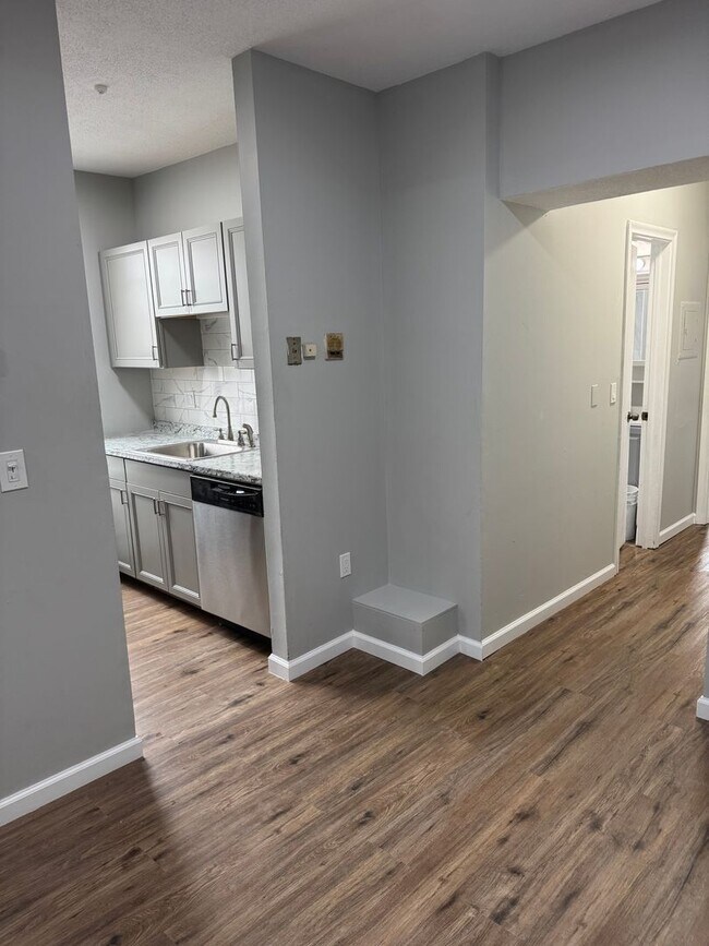 Building Photo - 1 bedroom, 1 bathroom downtown Hartford ct