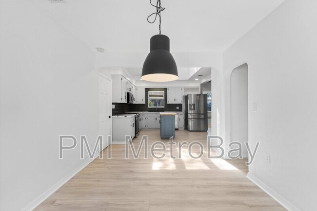 Building Photo - 4939 Woodland Dr