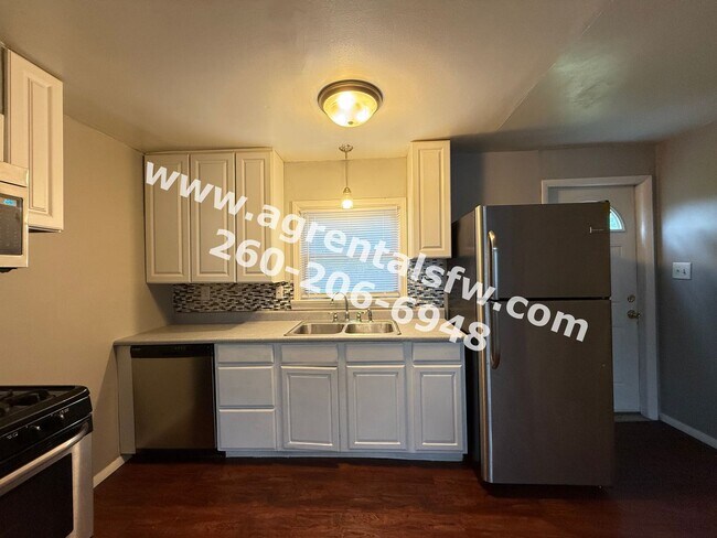 Building Photo - 2 Bedroom House