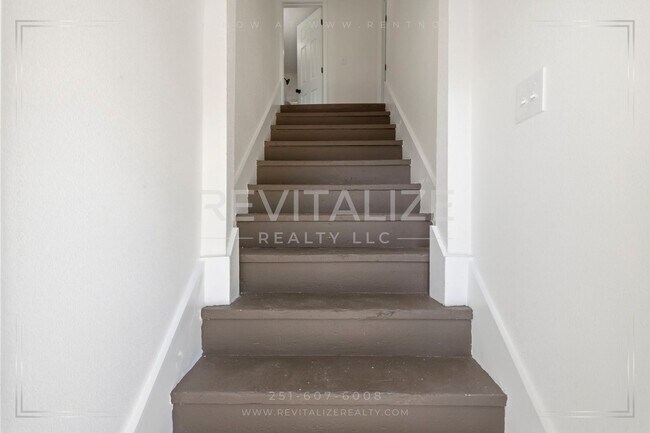 Building Photo - 377 Tuttle Ave