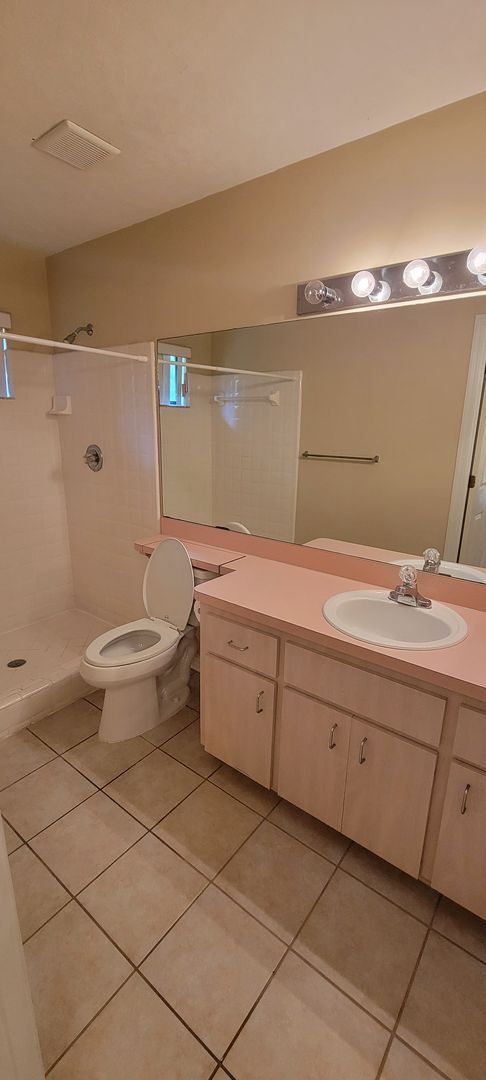 Building Photo - 3/2: Enjoy this nice spacious home in Sunrise.