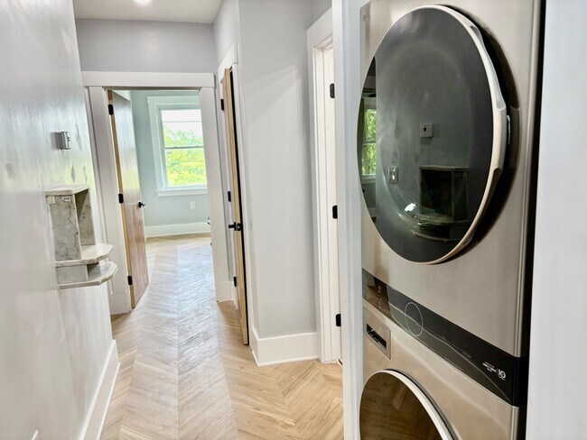 Building Photo - 5616 Phillips Ave