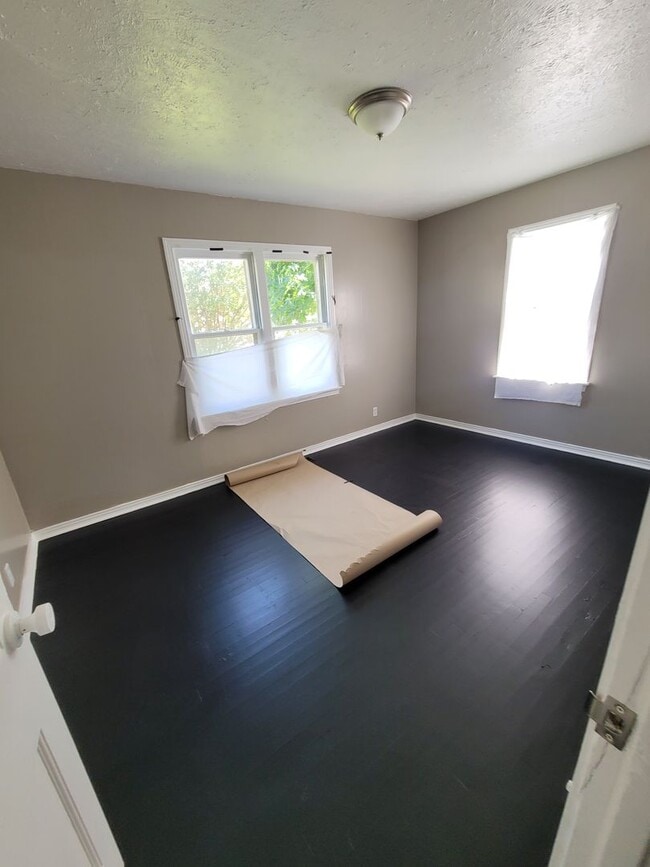 Building Photo - Cute 4 bedroom House