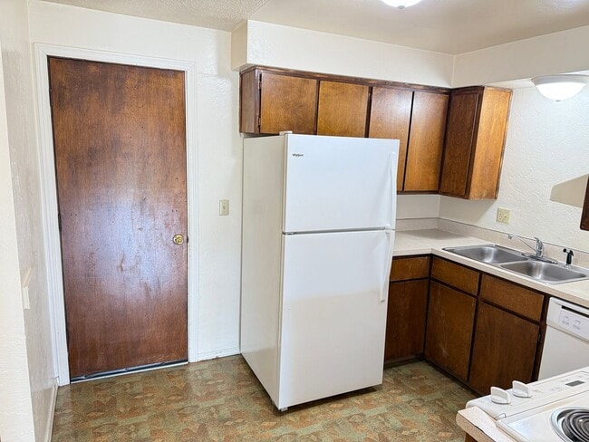 Building Photo - Updated 2 bedroom, 1 bath with garage!