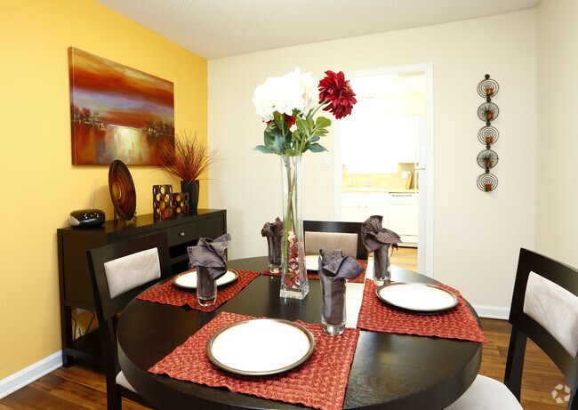 3BR, 2.5BA - 1500sf Cypress- Dining Area - 501 Towns-Lexington Street Apartments
