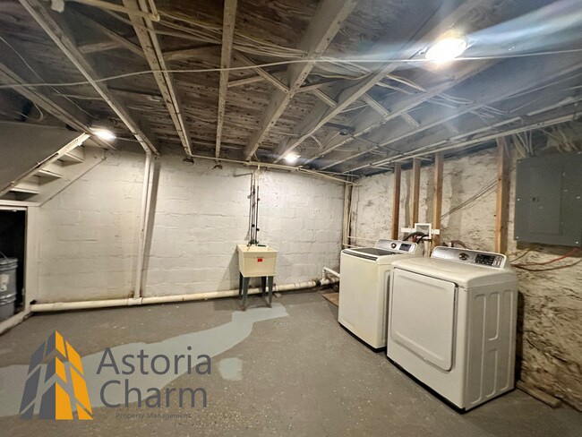 Building Photo - 3 Bedroom or 2 Bedroom with Den featuring Fenced Yard and Updated Kitchen