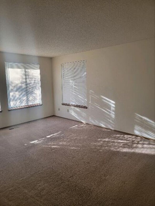 Building Photo - Classic North Tacoma 4 Bedroom Tri-Level with Peak a Boo View!