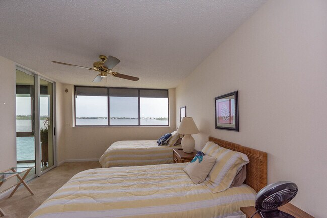 Building Photo - 1840 Tarpon Ln