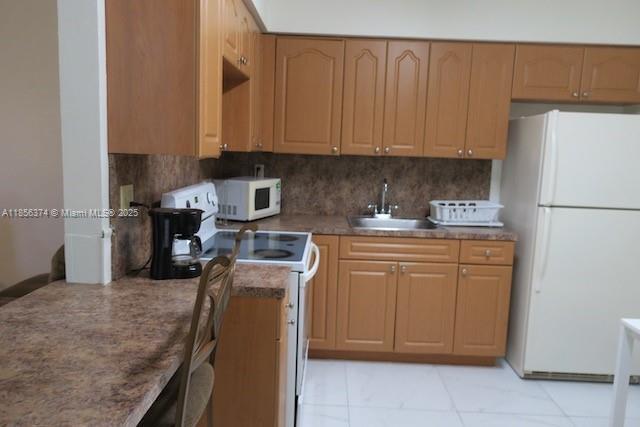 Building Photo - 6111 SW 39th Ct