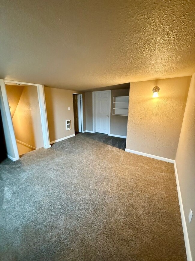 Building Photo - 3bd & 1 1/2ba with 2 Car Garage