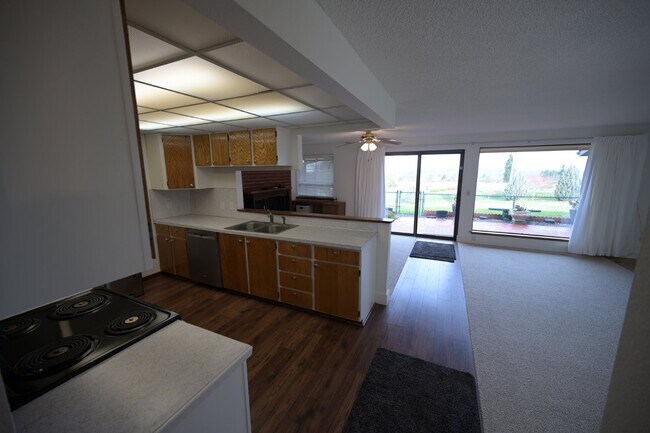Building Photo - 2 bed 1 bath condo in 55+ community- ALL U...