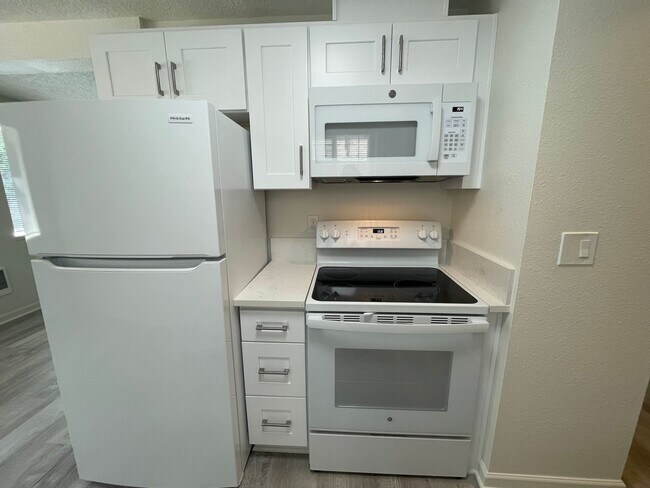 Building Photo - Spacious 2 Bed 1.5 Bath Apartment in Gresham - Newly Renovated w/ Washer & Dryer!