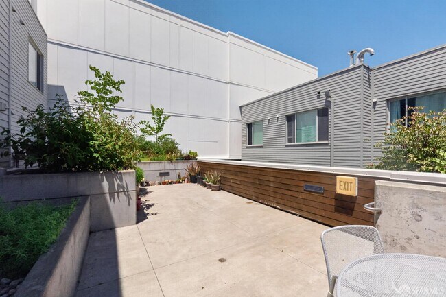 Building Photo - 570 Innes Ave