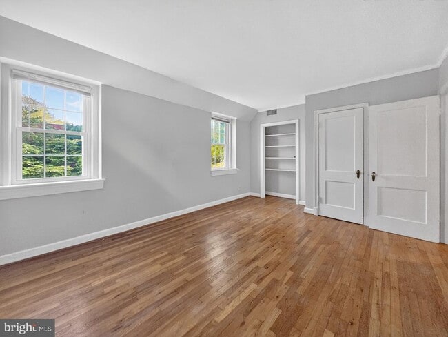 Building Photo - 1030 S Barton St