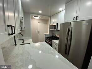 Building Photo - 1533 Colonial Dr