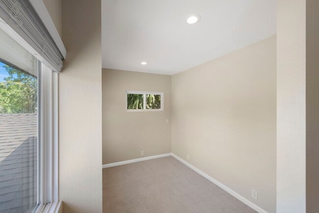 Building Photo - Spacious Menlo Park Retreat with 6 Bedroom...