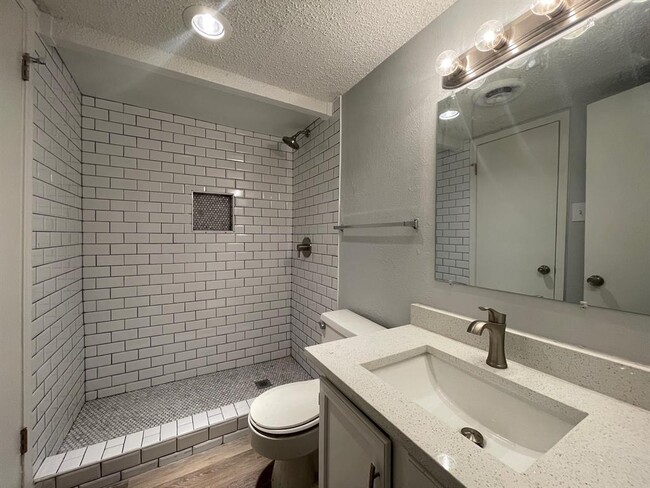 Building Photo - 3624 Parkridge Dr