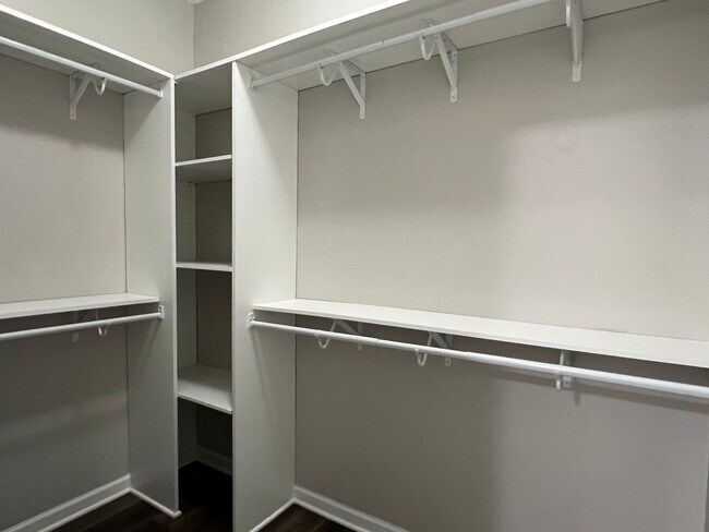 Building Photo - Beautiful Home w/Lots of Extras