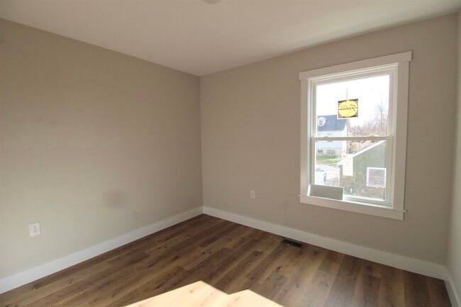 Building Photo - 385 Effinger St